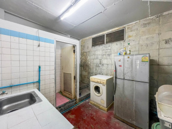 *****อาคารพาณิชย์มือสอง 3 ชั้น ติดถนนพระราม 4 เขตคลองเตย เนื้อที่กว้างเกือบถึง 11 ตร.ว เหมาะสำหรับการการค้าขายหรืออยู่อาศัย เดินทางสะดวก เชื่อมต่อถนนพระราม 4 และถนนสุขุมวิท ใกล้โครงการรถไฟฟ้าสายสีเขียว "สถานีพระขโนง" จองเลย!